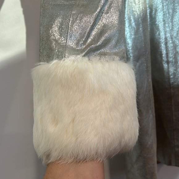 BEBE Silver metallic leather white fur trim collar/cuff trench coach large Y2K - Picture 9 of 12